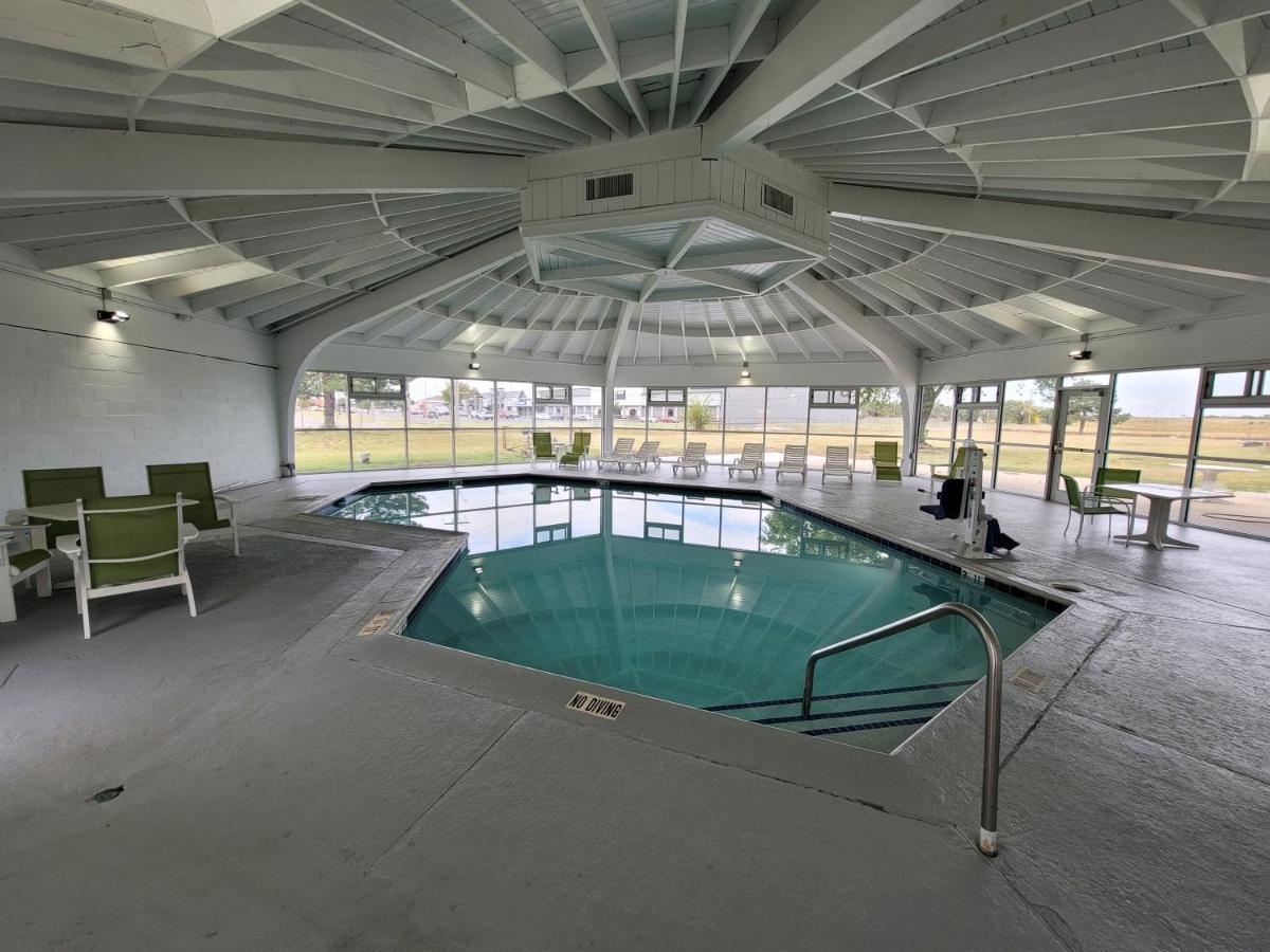 Wingate By Wyndham Wichita Airport Hotell Exteriör bild