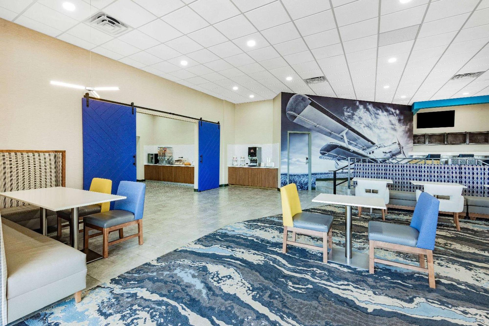 Wingate By Wyndham Wichita Airport Hotell Exteriör bild
