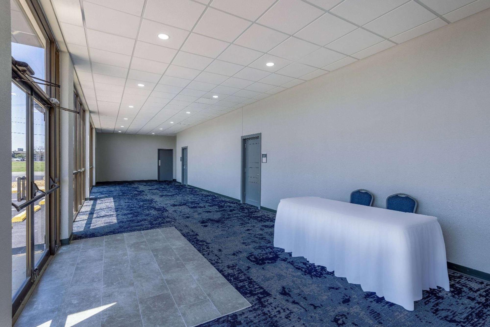 Wingate By Wyndham Wichita Airport Hotell Exteriör bild