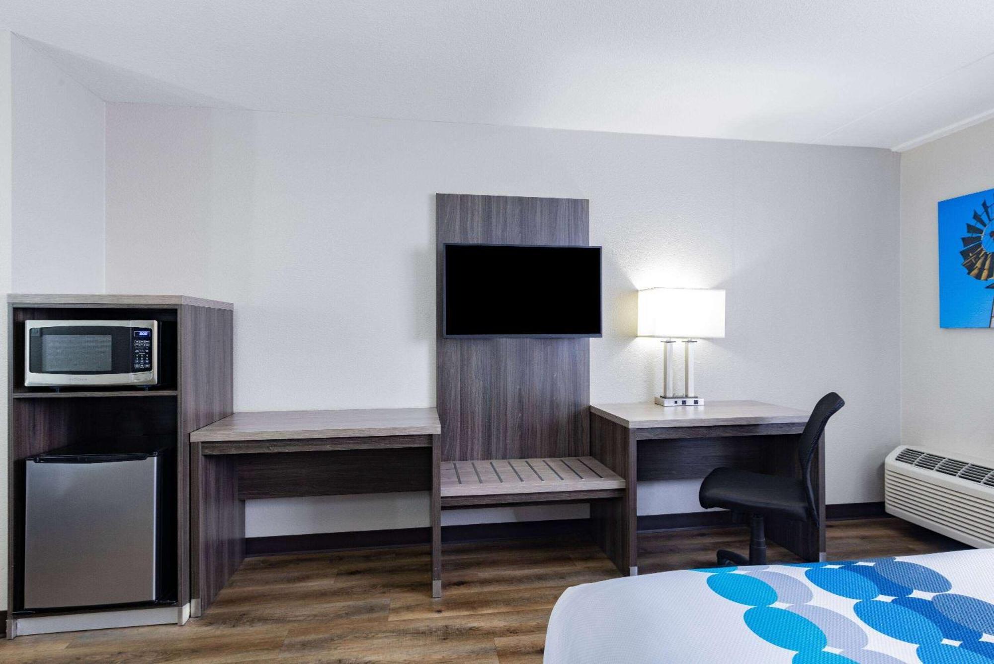 Wingate By Wyndham Wichita Airport Hotell Exteriör bild