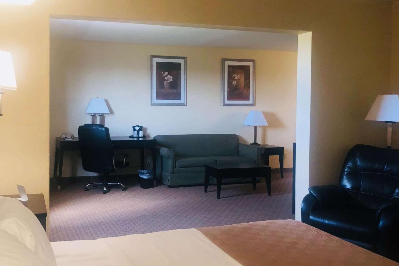 Wingate By Wyndham Wichita Airport Hotell Exteriör bild
