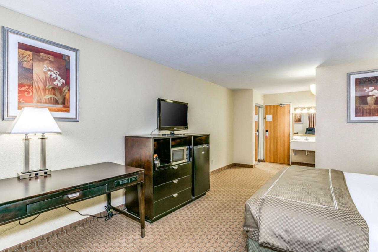 Wingate By Wyndham Wichita Airport Hotell Exteriör bild