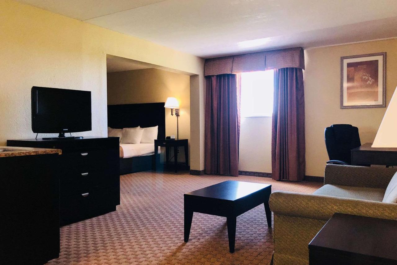 Wingate By Wyndham Wichita Airport Hotell Exteriör bild