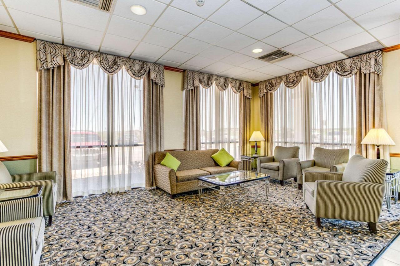 Wingate By Wyndham Wichita Airport Hotell Exteriör bild