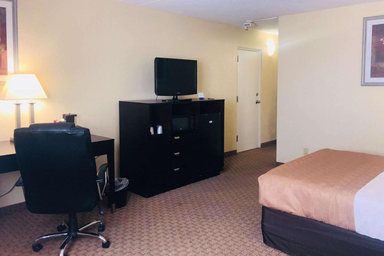 Wingate By Wyndham Wichita Airport Hotell Exteriör bild