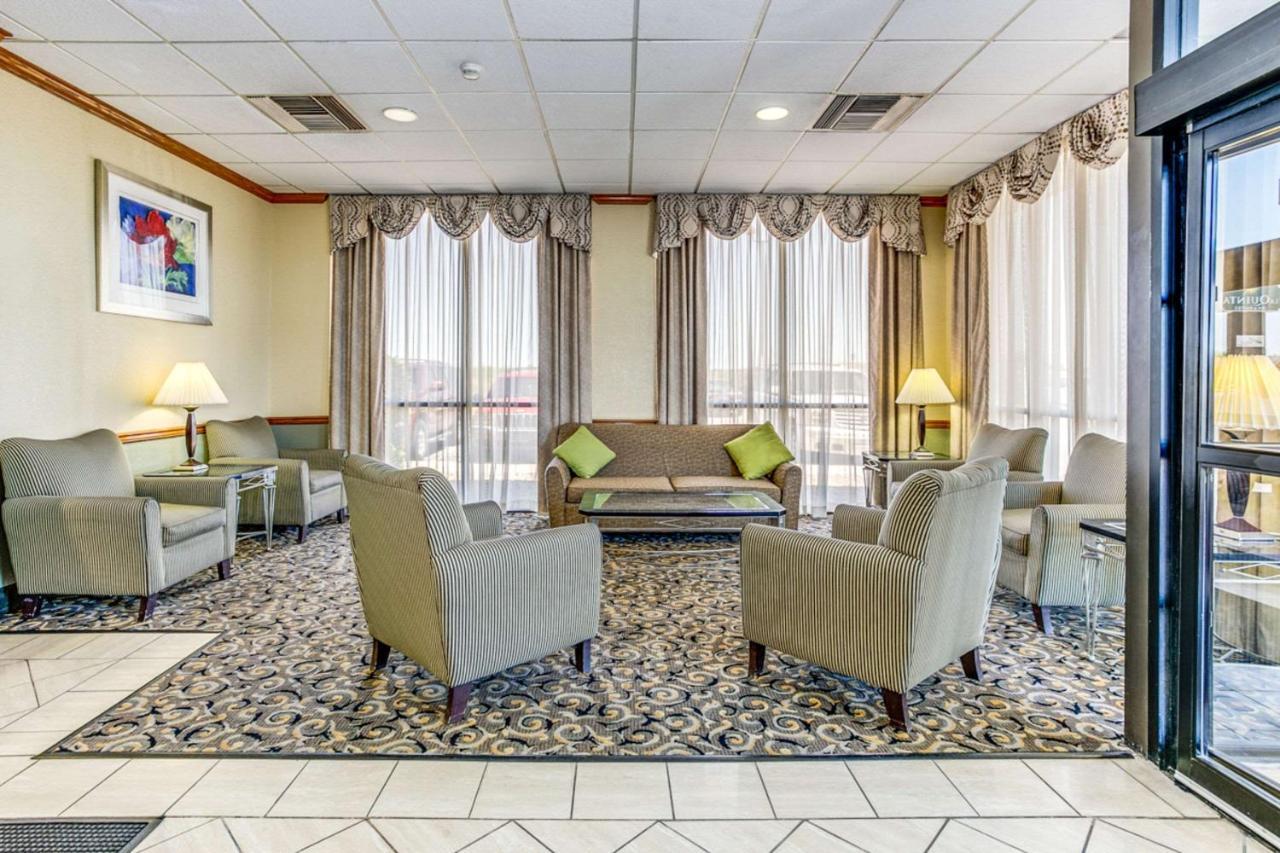 Wingate By Wyndham Wichita Airport Hotell Exteriör bild